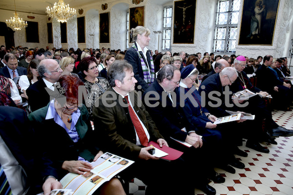 Foto_Neuhold_Bischofgratulation_2014-9892