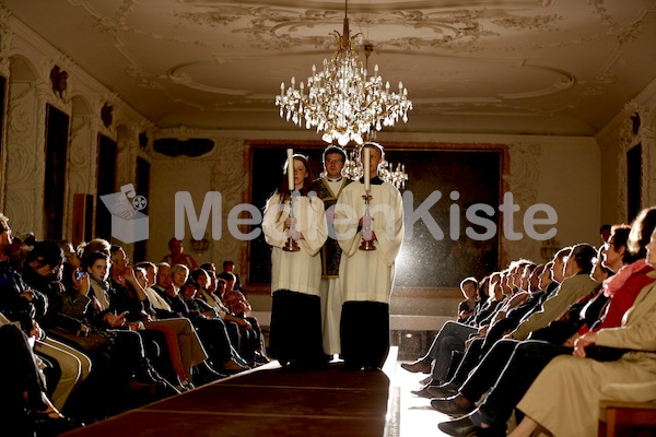 riester-modenschaulange-nacht-der-kirchen-2013-0137-6_1064417-1-ger-DE_Foto-Neuhold-Auswahl-Priester-ModenschauLange-Nacht-d