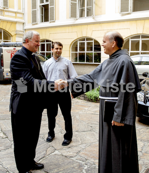 Weihbischof Aurel Perca aus Rumaenien bei DB Kapellari-3980