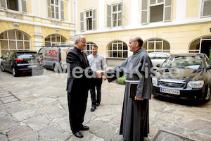 Weihbischof Aurel Perca aus Rumaenien bei DB Kapellari-3981