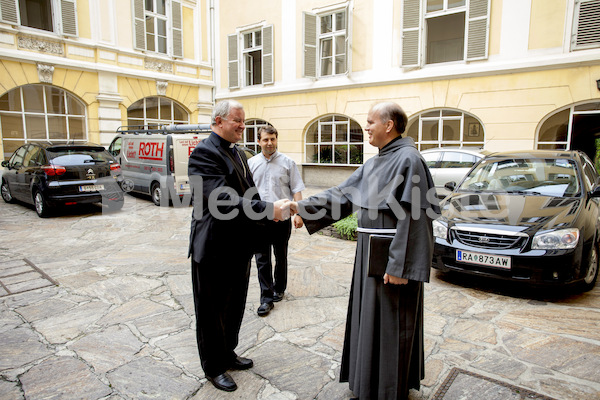 Weihbischof Aurel Perca aus Rumaenien bei DB Kapellari-3981