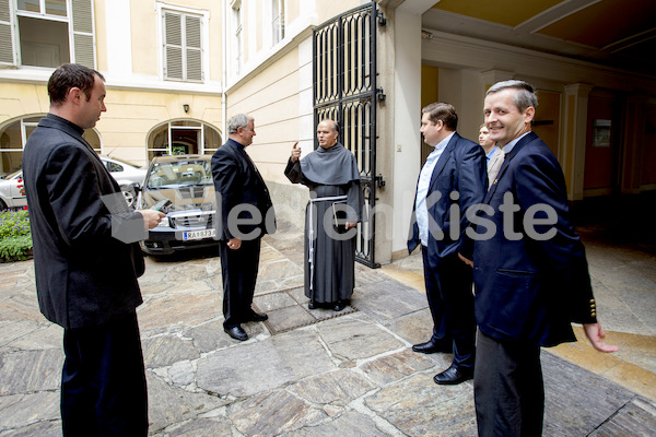 Weihbischof Aurel Perca aus Rumaenien bei DB Kapellari-3982